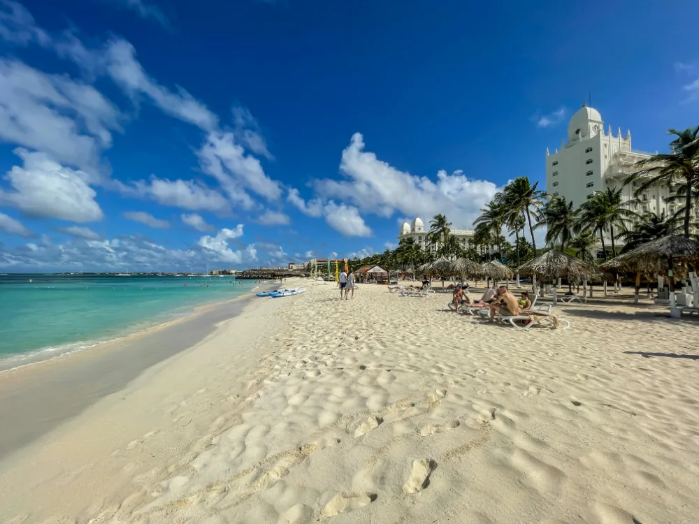 Traveler using eSIM in Aruba