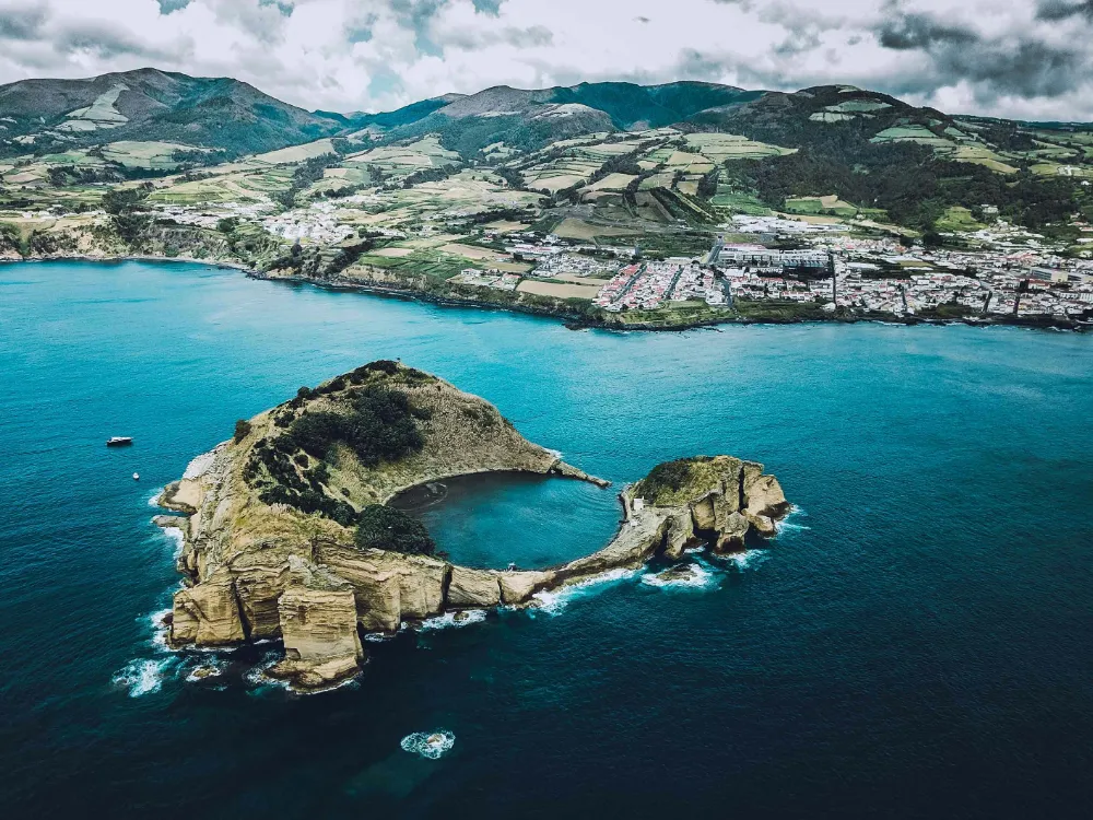 Traveler using eSIM in Azores