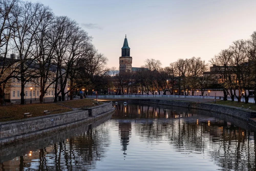 Traveler using eSIM in Finland